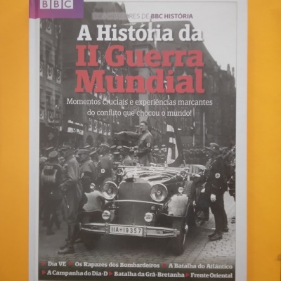 Capa de livro A História da II Guerra Mundial com fotografia a preto e branco e texto em vermelho e branco