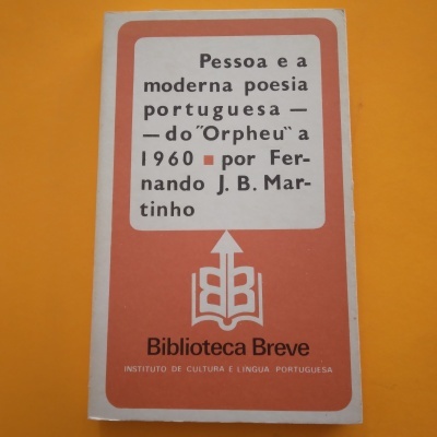 Livro 'Pessoa e a moderna poesia portuguesa' em fundo laranja