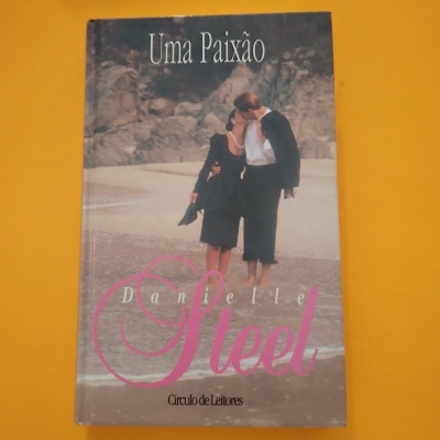 Capa de livro 'Uma Paixão' de Danielle Steel com casal numa praia