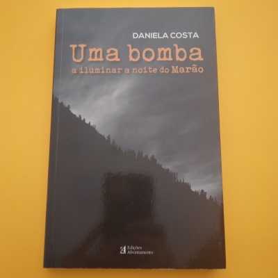 Capa de livro preta com título 