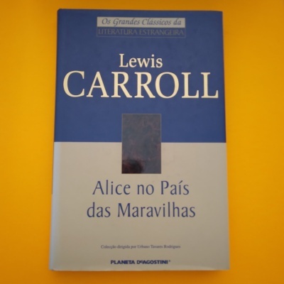 Livro Alice no País das Maravilhas de Lewis Carroll com capa azul e branca