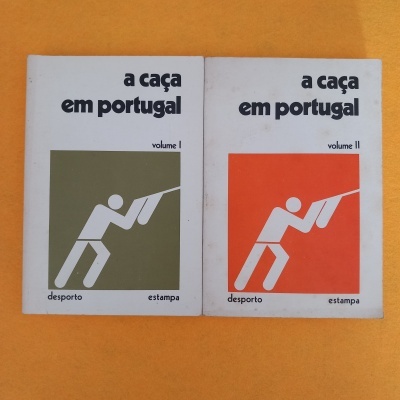 Dois livros 'a caça em portugal' com capas brancas e figuras de caçadores em fundo verde e laranja