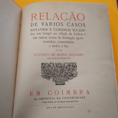 Página de título de livro antigo em português com texto em vermelho e preto e ilustração vegetal.