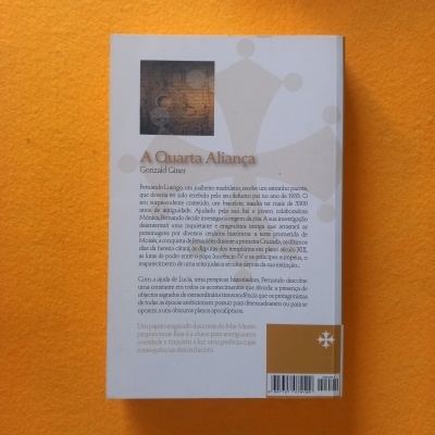 Contra-capa de livro branco com texto em português e código de barras sobre fundo laranja.