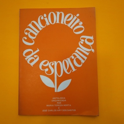 Livro com capa laranja e texto branco circular 'cancioneiro da esperança'