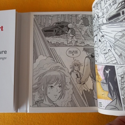 Livro de banda desenhada aberto com ilustrações a preto e branco