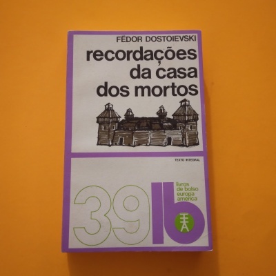 Capa de livro lilás e branca com título e ilustração de construção antiga