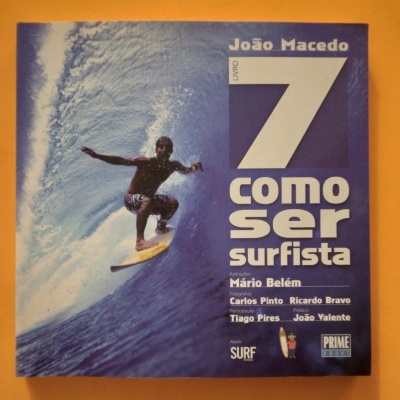 Capa de livro com surfista numa onda e título '7 Como Ser Surfista'