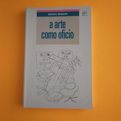 Capa de livro branca com título 
