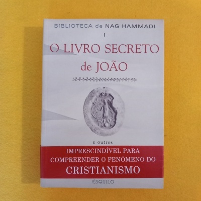 Capa do livro 'O Livro Secreto de João' com design branco e vermelho e selo cinza