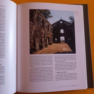 Página de livro aberta com foto de ruínas e texto em português