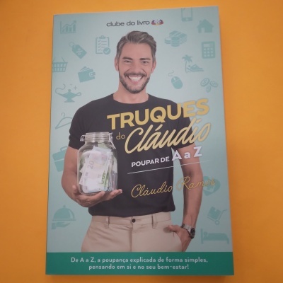 Capa de livro sobre poupança com homem segurando frasco de dinheiro