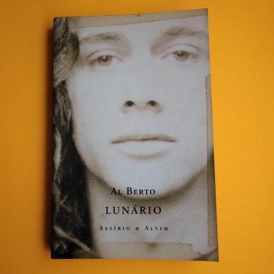 Capa de livro com rosto a preto e branco e texto AL BERTO LUNÁRIO ASSÍRIO & ALVIM