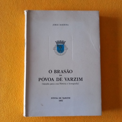 Livro 'O BRASÃO DA PÓVOA DE VARZIM' com capa branca e brasão azul e cinzento