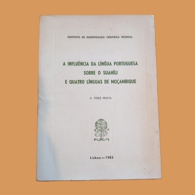 Livro sobre influência da língua portuguesa com capa branca e texto verde e preto