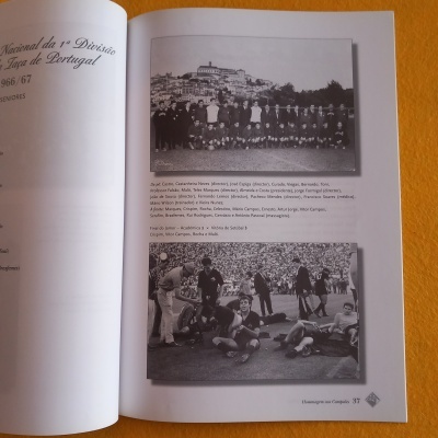 Páginas de livro com imagens antigas de futebol em preto e branco e texto em português