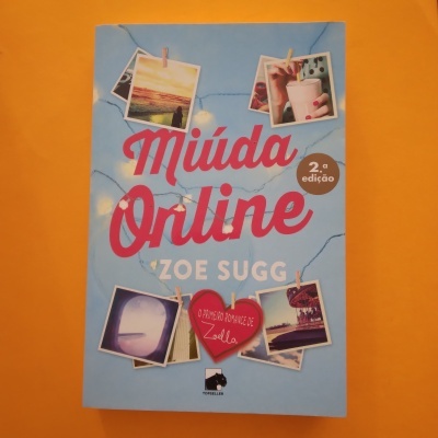 Livro Miúda Online de Zoe Sugg com capa azul claro e fotos penduradas