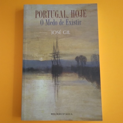 Livro Portugal, Hoje O Medo de Existir de José Gil numa superfície amarela