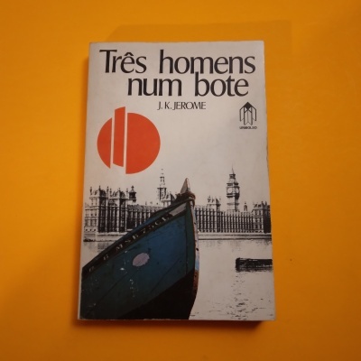 Capa de livro 'Três homens num bote' com ilustração de barco e edifícios clássicos