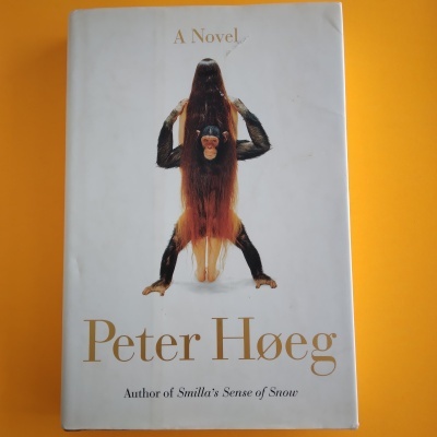 Capa de livro com chimpanzé e texto Peter Høeg