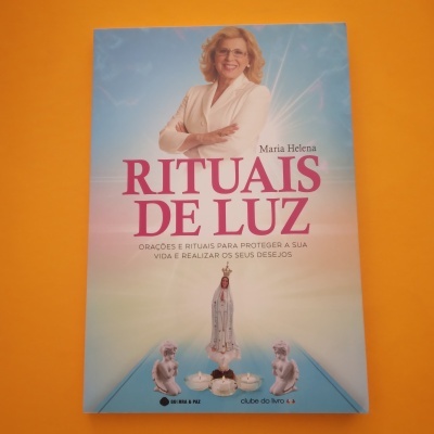 Capa do livro Rituais de Luz com imagem de mulher e estátua religiosa