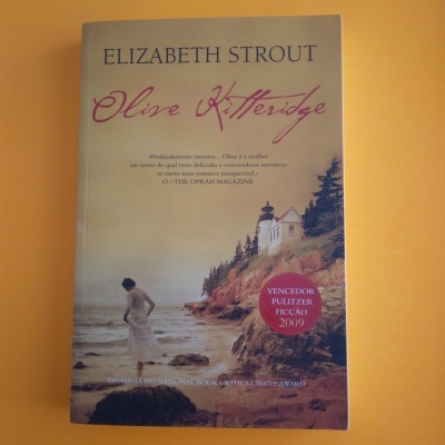 Livro Olive Kitteridge de Elizabeth Strout com selo Pulitzer 2009