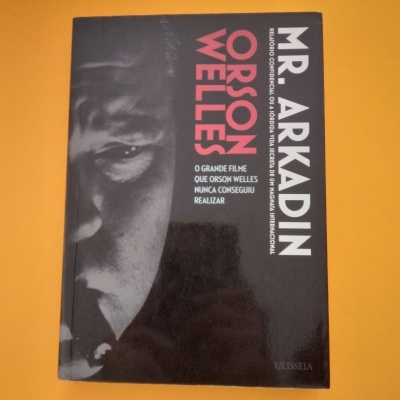 Capa de livro preta com rosto e texto de título e autor