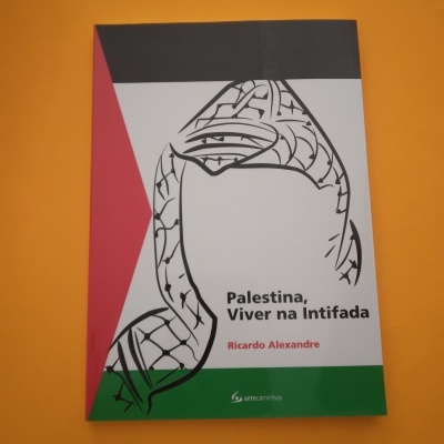 Capa do livro Palestina, Viver na Intifada com desenho de keffiyeh