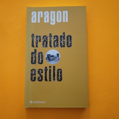 Capa do livro 'aragon tratado do estilo' com letras brancas e pretas em fundo amarelo.