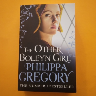 Capa do livro The Other Boleyn Girl de Philippa Gregory com imagem de mulher vestida à moda antiga