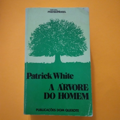 Livro 'A ÁRVORE DO HOMEM' de Patrick White com capa verde e azul claro e ilustração de árvore