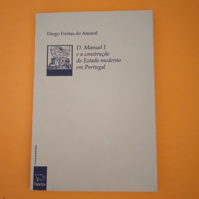 Capa de livro branco com texto em preto e azul, sobre fundo laranja