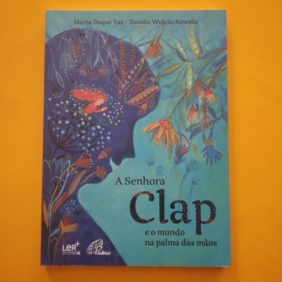Capa de livro azul com título e ilustração de perfil feminino floral