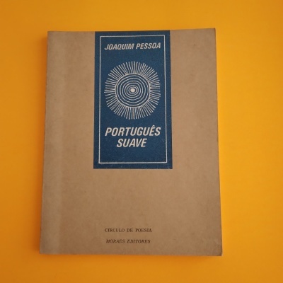 Capa de livro bege com rótulo azul e texto em branco sobre fundo amarelo