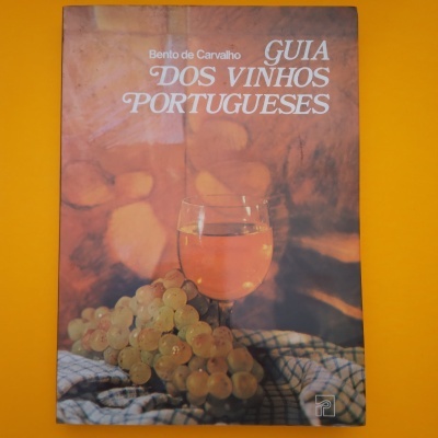 Capa do livro Guia dos Vinhos Portugueses com copo de vinho branco e uvas verdes