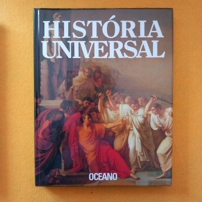 Livro capa dura História Universal com ilustração de pintura clássica, editora Oceano