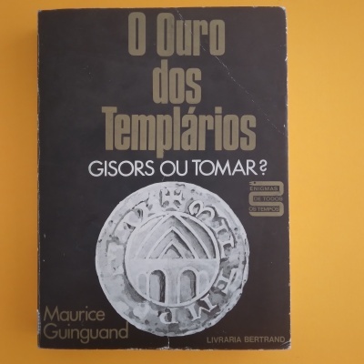 capa de livro O Ouro dos Templários com moeda antiga ilustrada e texto em dourado e branco sobre fundo preto