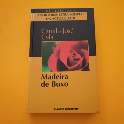 Livro 'Madeira de Buxo' de Camilo José Cela com capa preta e amarela e imagem de rosa.