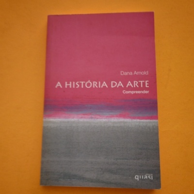 Livro sobre arte com capa rosa, púrpura e cinzenta
