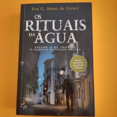 Capa do livro 'Os Rituais da Água' de Eva G. Sáenz de Urturi com selo de prémio