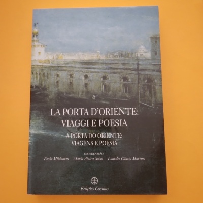 Capa de livro com título em italiano e português e ilustração de edifício antigo