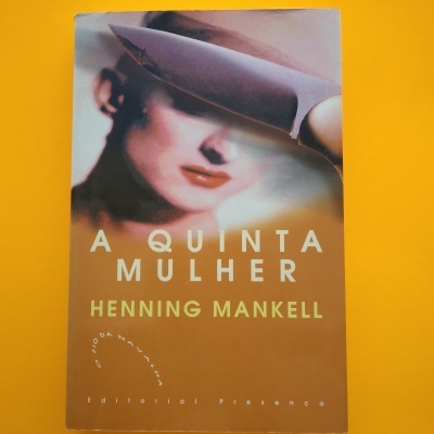 Capa de livro 'A QUINTA MULHER' de Henning Mankell com imagem de faca e mulher desfocada