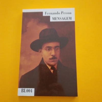 Capa de livro com fotografia de homem de chapéu e texto Fernando Pessoa MENSAGEM BL.004
