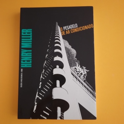 Capa de livro O PESADELO DE AR CONDICIONADO com ilustração de edifício e texto colorido.