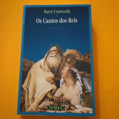 Capa do livro Os Cantos dos Reis de Barry Unsworth sobre fundo amarelo