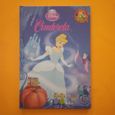 Livro infantil Disney Cinderela com capa ilustrada colorida e selo no canto superior direito