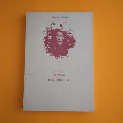 Livro 'sobre literatura moçambicana' de orlando mendes com ilustração castanha num fundo branco