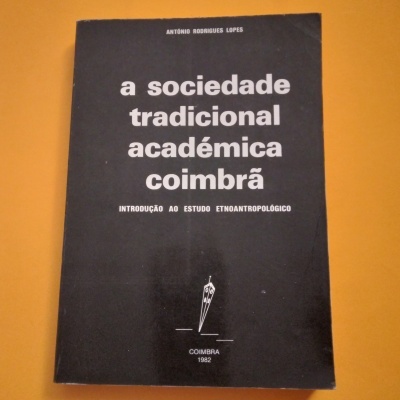 Livro preto com texto branco 'a sociedade tradicional académica coimbrã' e outros detalhes na capa.