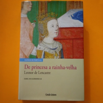 Capa de livro com ilustração de rainha medieval e texto sobre Leonor de Lencastre