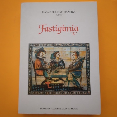 Capa de livro branco com título Fastigimia e ilustração de três pessoas em estilo antigo